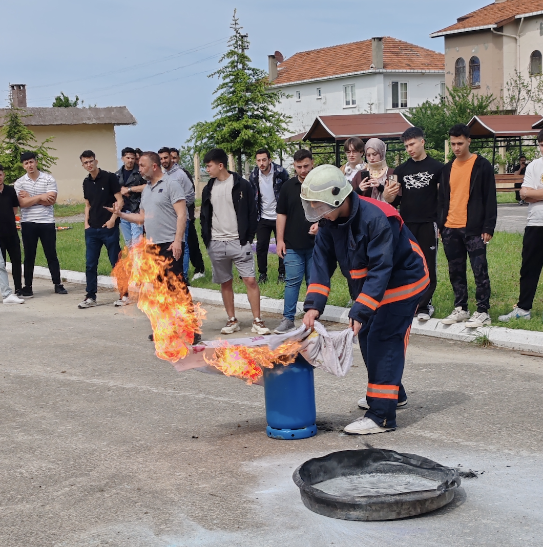 Afet Farkındalık Eğitimi ve Yangın Tatbikatı yapıldı.
